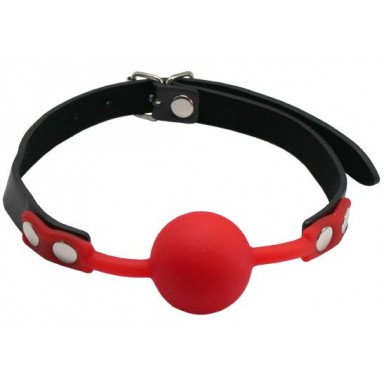 Красный силиконовый кляп-шарик с фиксацией на черных ремешках, фото
