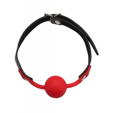 Красный силиконовый кляп-шарик с фиксацией на черных ремешках фото 2