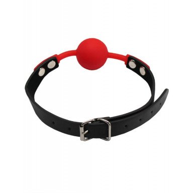 Красный силиконовый кляп-шарик с фиксацией на черных ремешках фото 3