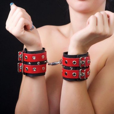 Красно-чёрные наручники из кожи, фото
