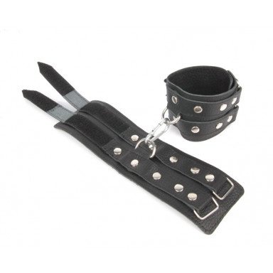 Черные широкие кожаные наручники с заклепками на карабине, фото