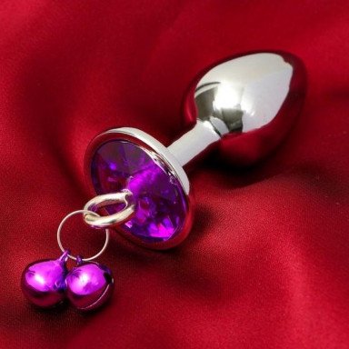 Серебристая анальная пробка с колокольчиками и фиолетовым кристаллом - 7 см., фото