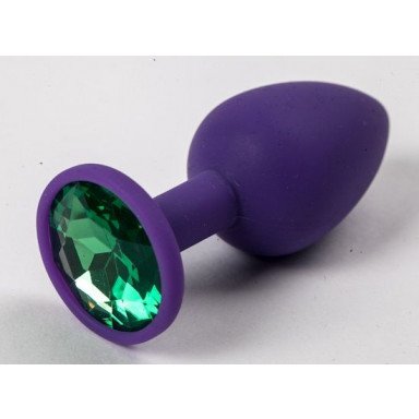 Фиолетовая силиконовая анальная пробка с зеленым стразом - 7,1 см., фото