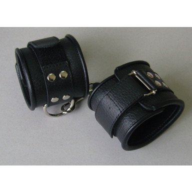 Чёрные кожаные наручники с ремешком с двумя карабинами, фото