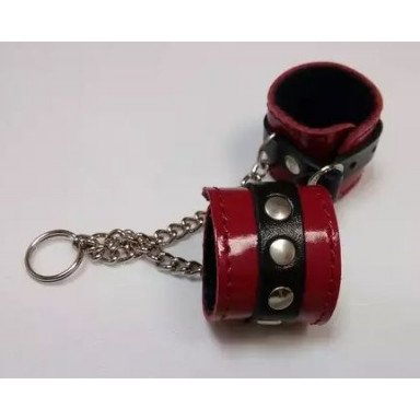 Брелок в виде красно-чёрных наручников, фото