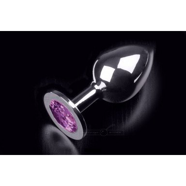 Большая серебристая анальная пробка с круглым кончиком и ярким фиолетовым кристаллом - 9 см., фото