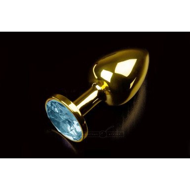 Маленькая золотистая анальная пробка с круглым кончиком и голубым кристаллом - 7 см., фото