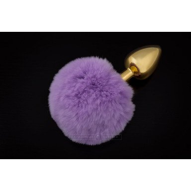 Маленькая золотистая пробка с пушистым фиолетовым хвостиком, фото