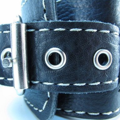 Чёрные кожаные наручники с крупной строчкой фото 3