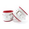 Бело-красные кожаные наручники с кольцом, фото