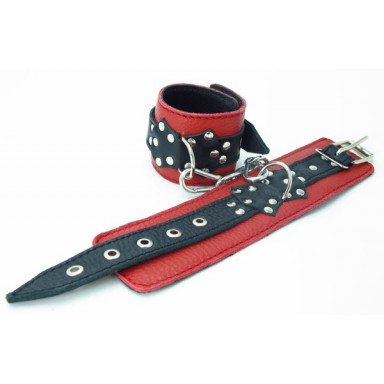 Красные наручники с чёрными проклёпанными ремешками с пряжкой фото 2