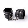 Чёрные наручники с клёпками, фото