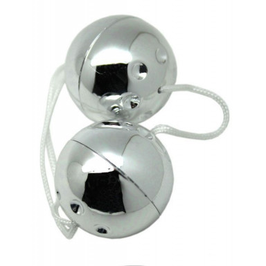 Серебристые шарики со смещённым центром тяжести, фото