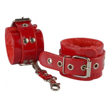 Красные лаковые наручники с меховой отделкой, фото