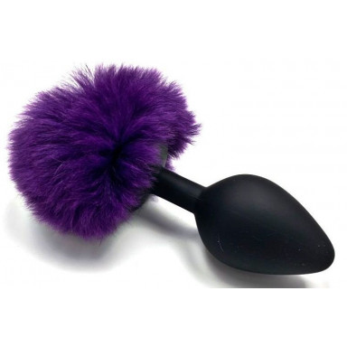 Черная силиконовая анальная пробка с пушистым фиолетовым хвостиком зайчика, фото