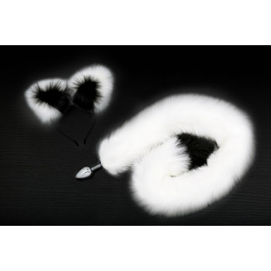 Серебристая анальная пробка с бело-черным хвостиком и ободком-ушками, фото