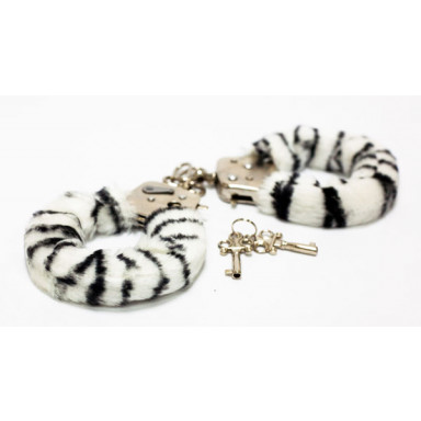 Меховые наручники с окраской под зебру, фото