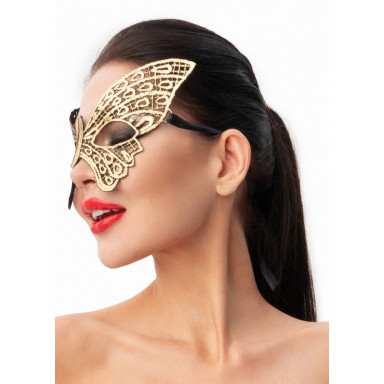 Золотистая женская карнавальная маска в форме бабочки фото 2