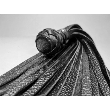 Черная генитальная кожаная плеть - 30 см. фото 2
