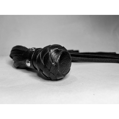 Черная генитальная кожаная плеть - 30 см. фото 3