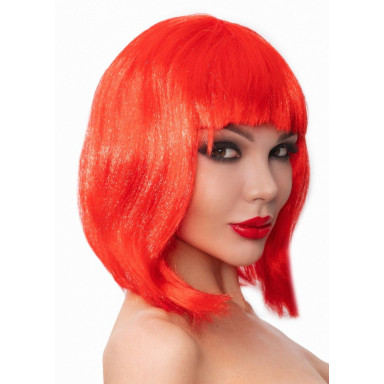 Красный парик-каре с челкой фото 2