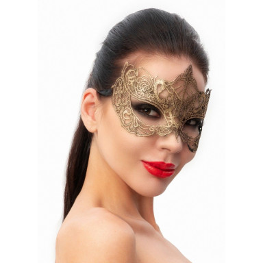 Пикантная золотистая карнавальная маска фото 2