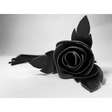 Черная замшевая плеть с лаковой розой в рукояти - 40 см. фото 2