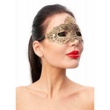 Золотистая женская карнавальная маска фото 3