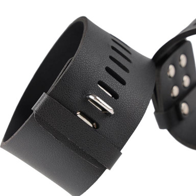 Черные гладкие наручники с металлическими вставками фото 2