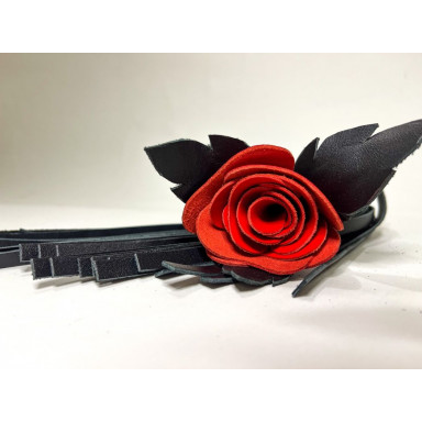 Черная кожаная плеть с красной лаковой розой в рукояти - 40 см. фото 3