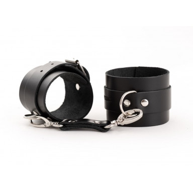 Черные кожаные наручники со сцепкой фото 3