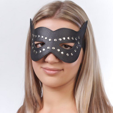 Чёрная кожаная маска с клёпками и прорезями для глаз, фото