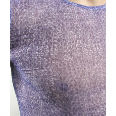 Фиолетовая облегающая футболка с рисунком-ячейками фото 2
