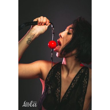 Красный кляп-шарик Love Spell на черных ремешках, фото