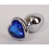 Серебристая анальная пробка с синим стразиком-сердечком - 7,6 см., фото
