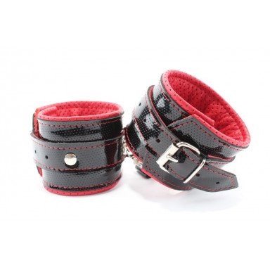Лаковые чёрно-красные перфорированные наручники, фото