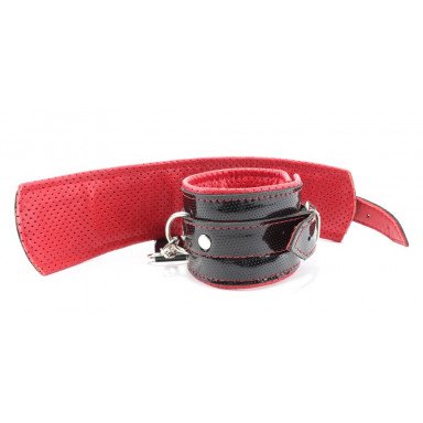 Лаковые чёрно-красные перфорированные наручники фото 2