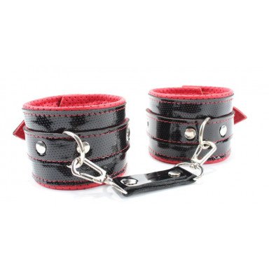 Лаковые чёрно-красные перфорированные наручники фото 3
