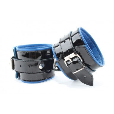 Чёрные лаковые наручники с синим подкладом, фото