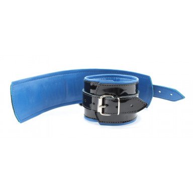Чёрные лаковые наручники с синим подкладом фото 3