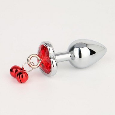 Серебристая анальная пробка с колокольчиками и красным кристаллом-сердцем - 7 см. фото 2