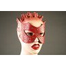 Красная кожаная маска с заклёпками, фото