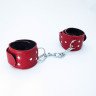 Красные кожаные наручники с меховым подкладом, фото