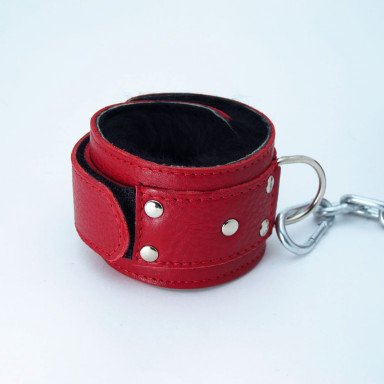 Красные кожаные наручники с меховым подкладом фото 2