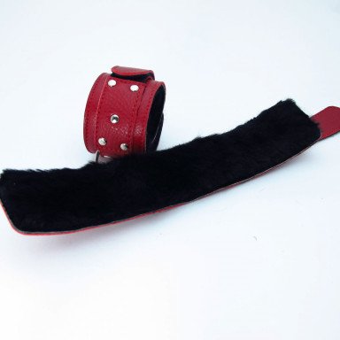 Красные кожаные наручники с меховым подкладом фото 3