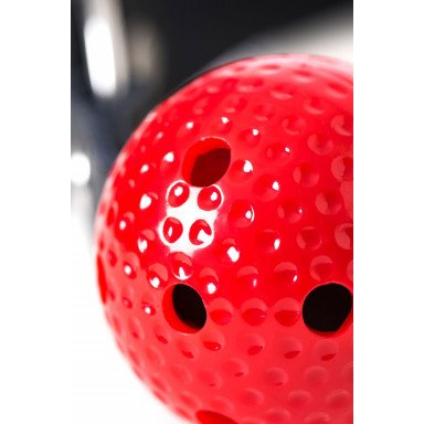 Красный кляп-шарик на черном регулируемом ремешке фото 7