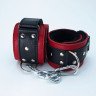 Красно-чёрные кожаные наручники с меховым подкладом, фото