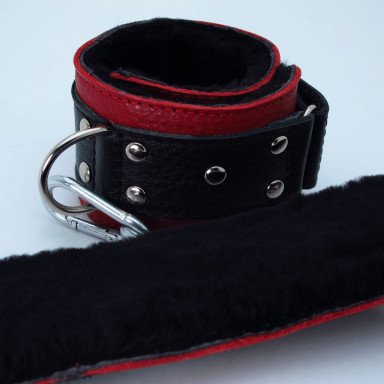 Красно-чёрные кожаные наручники с меховым подкладом фото 2