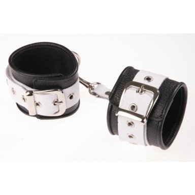 Чёрно-белые кожаные наручники с ремешком с двумя карабинами, фото
