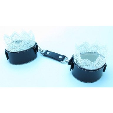 Изысканные чёрные наручники с белым кружевом, фото